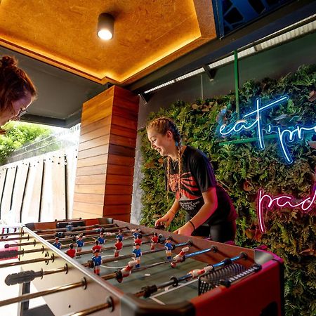 Mad Monkey Phuket Hostel Patong Exterior foto