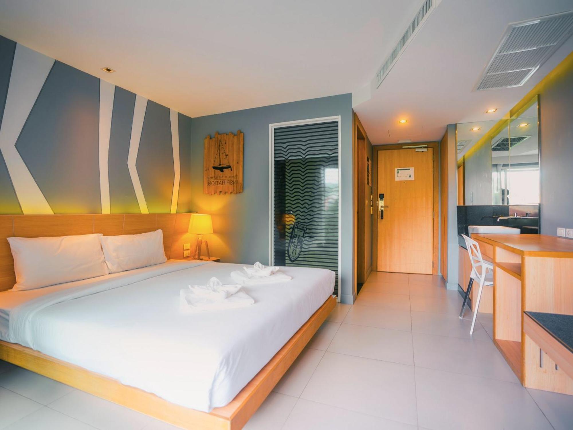 Mad Monkey Phuket Hostel Patong Exterior foto