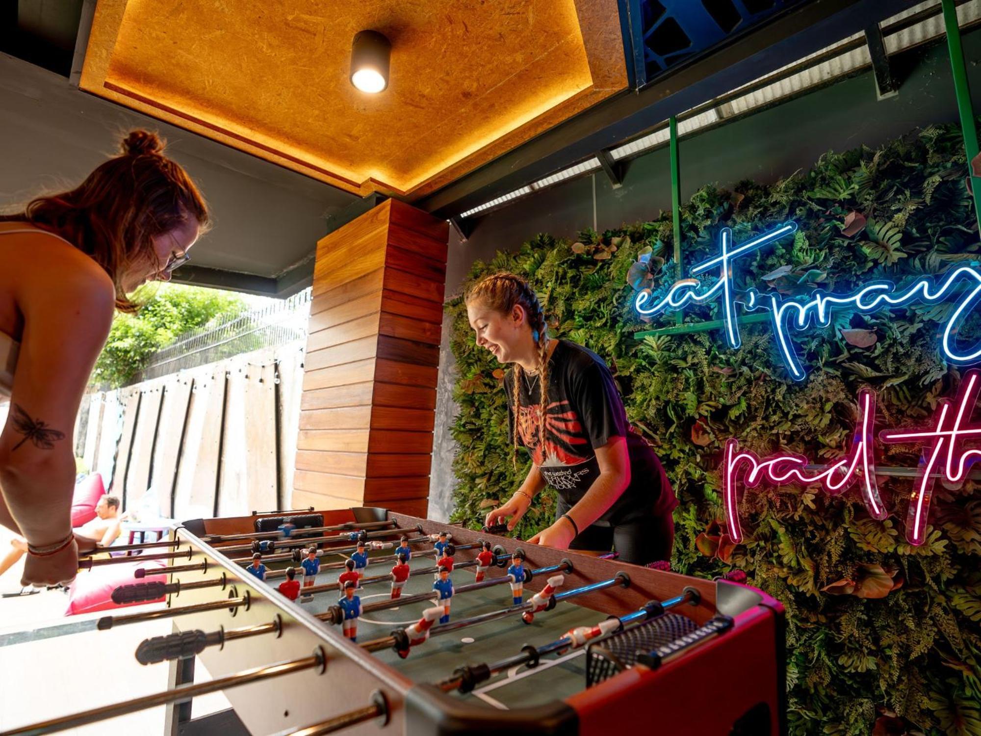 Mad Monkey Phuket Hostel Patong Exterior foto
