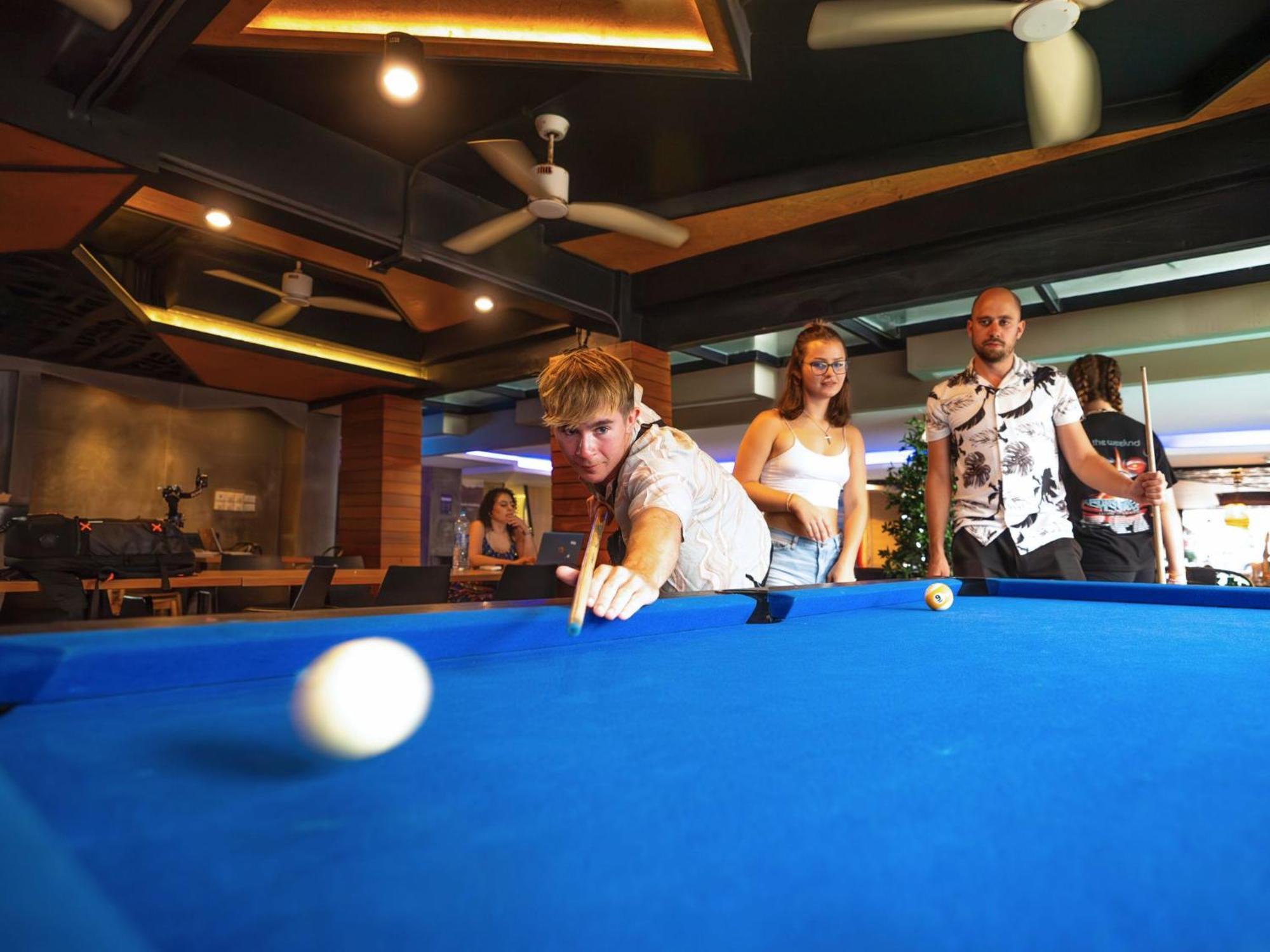 Mad Monkey Phuket Hostel Patong Exterior foto