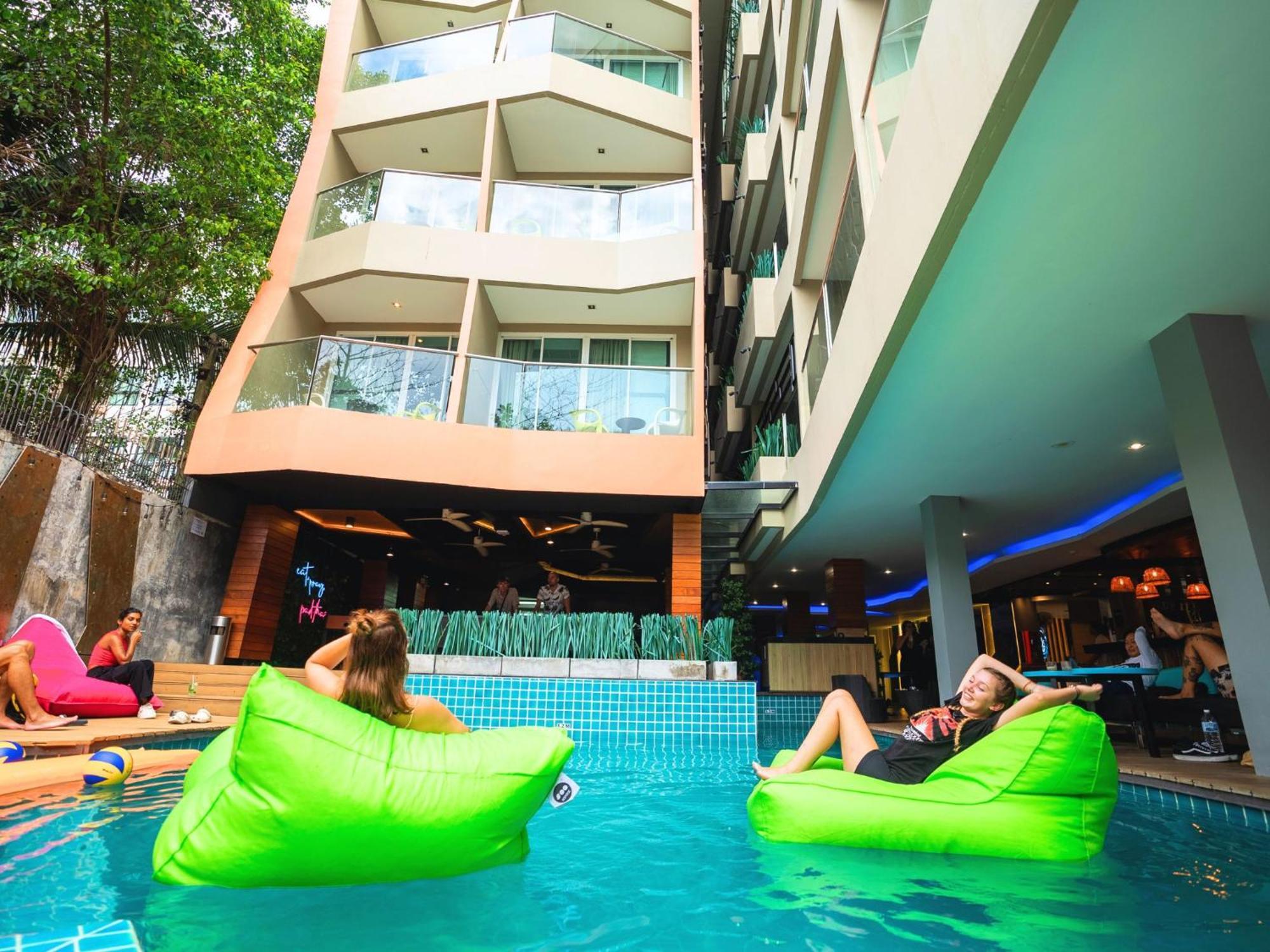 Mad Monkey Phuket Hostel Patong Exterior foto