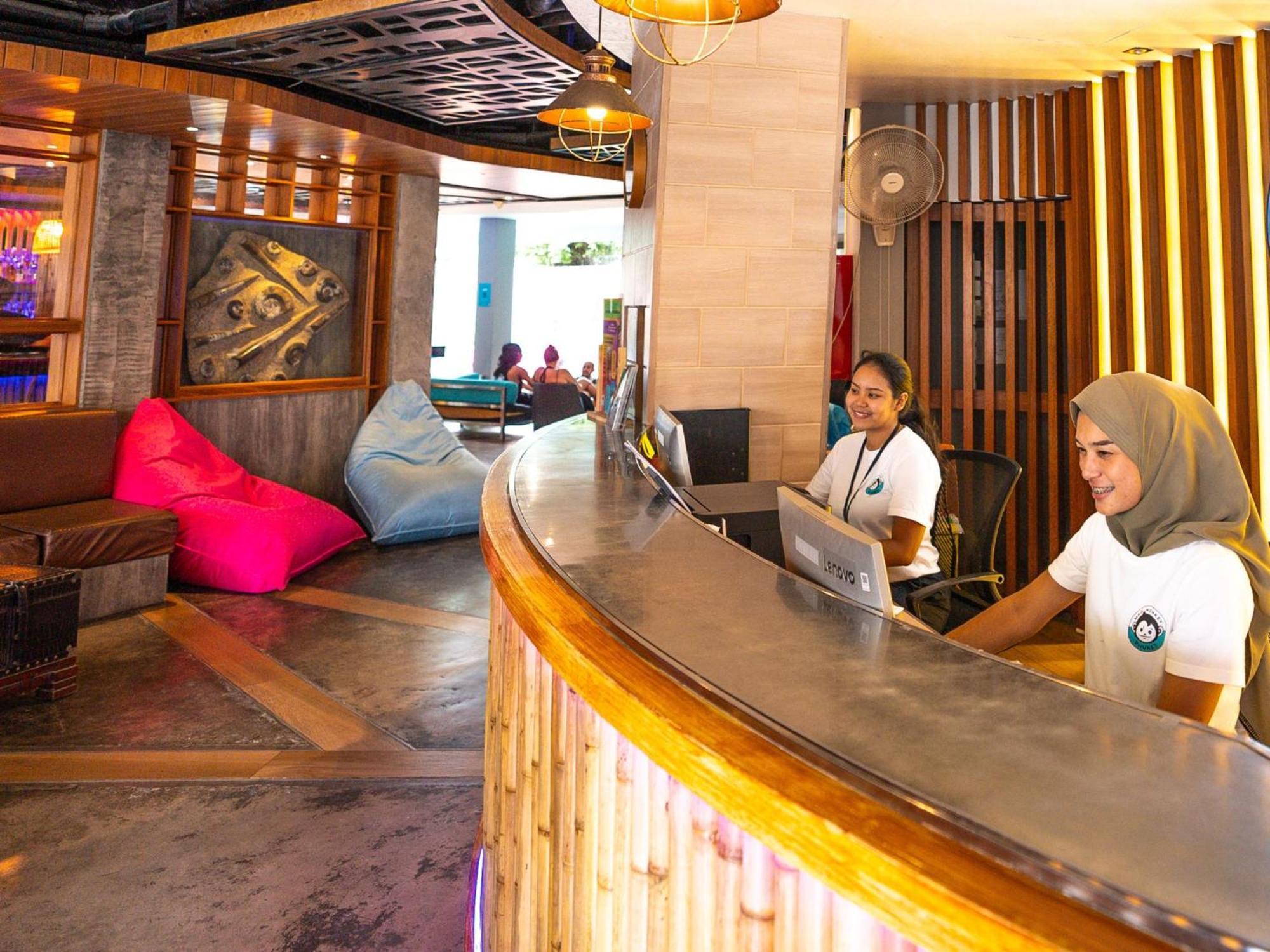 Mad Monkey Phuket Hostel Patong Exterior foto