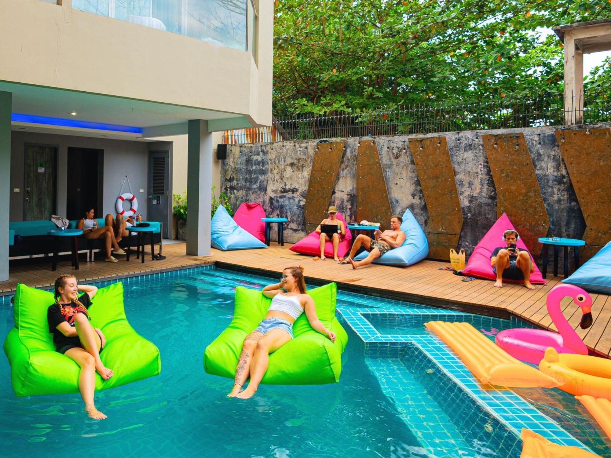 Mad Monkey Phuket Hostel Patong Exterior foto