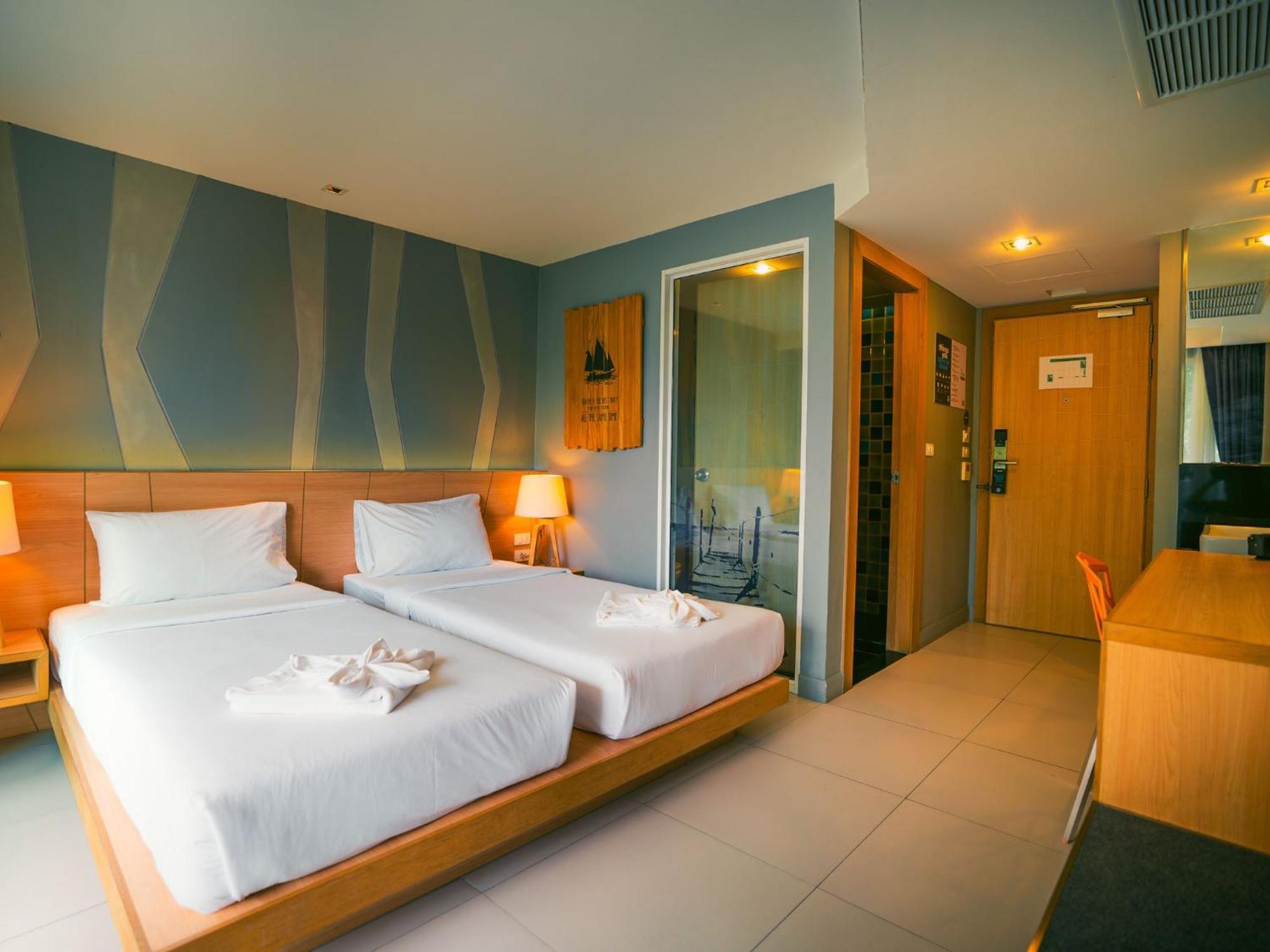 Mad Monkey Phuket Hostel Patong Exterior foto