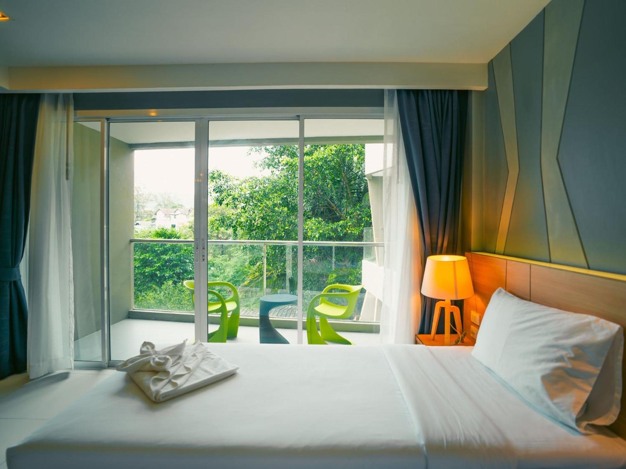 Mad Monkey Phuket Hostel Patong Exterior foto