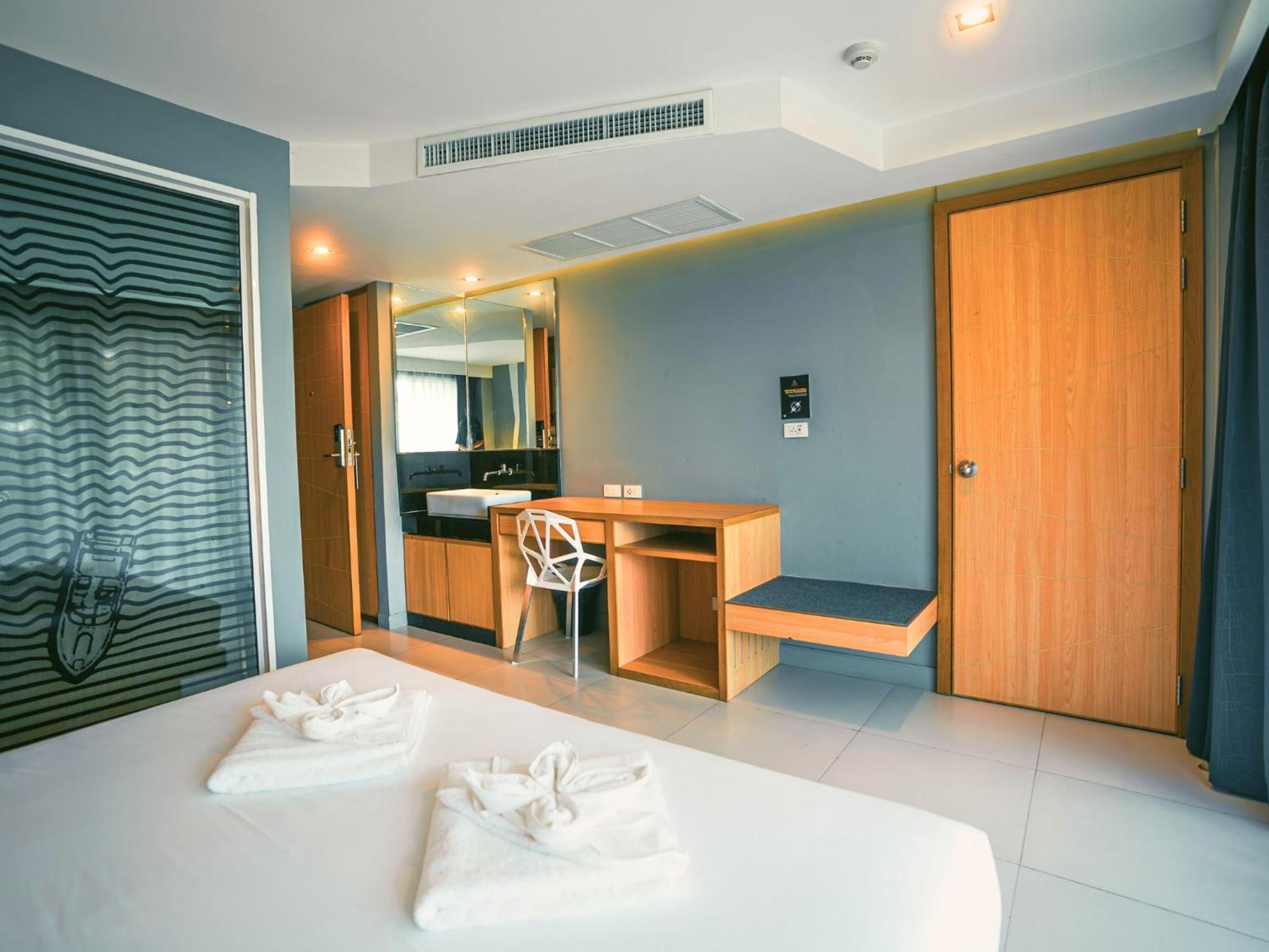 Mad Monkey Phuket Hostel Patong Exterior foto