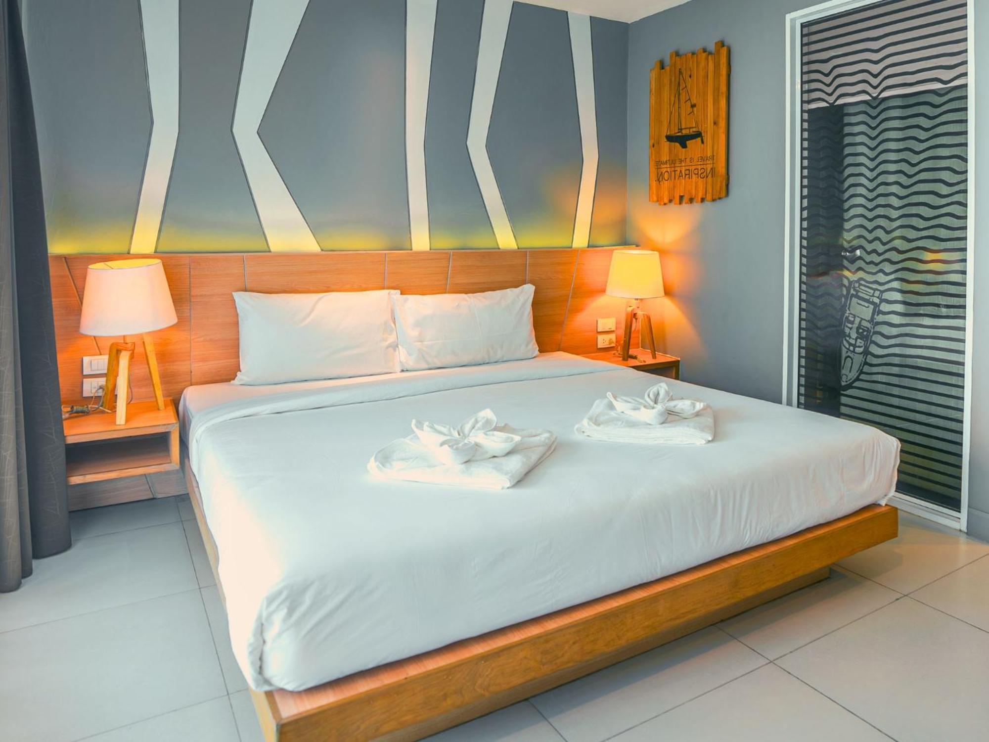Mad Monkey Phuket Hostel Patong Exterior foto