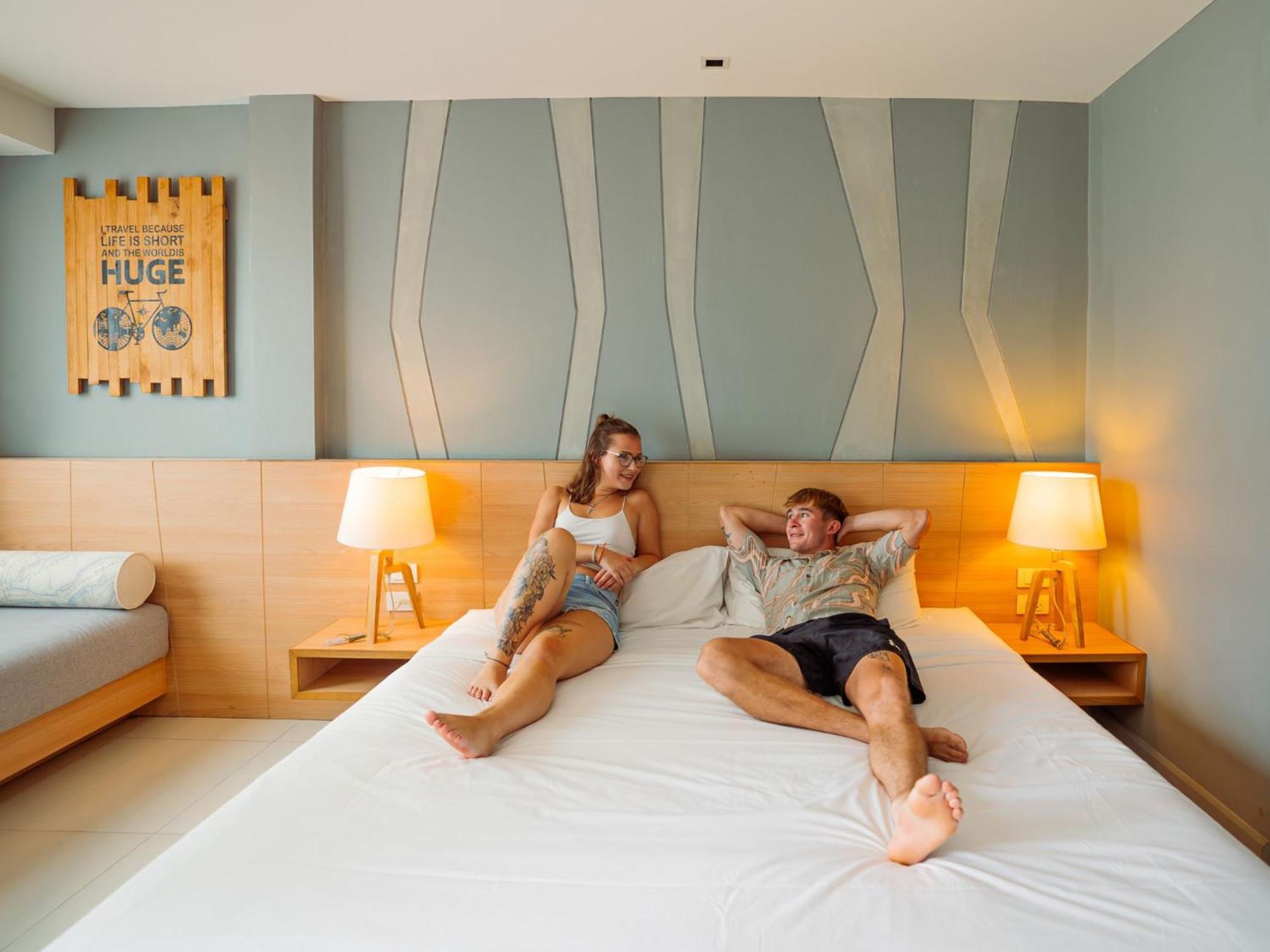 Mad Monkey Phuket Hostel Patong Exterior foto