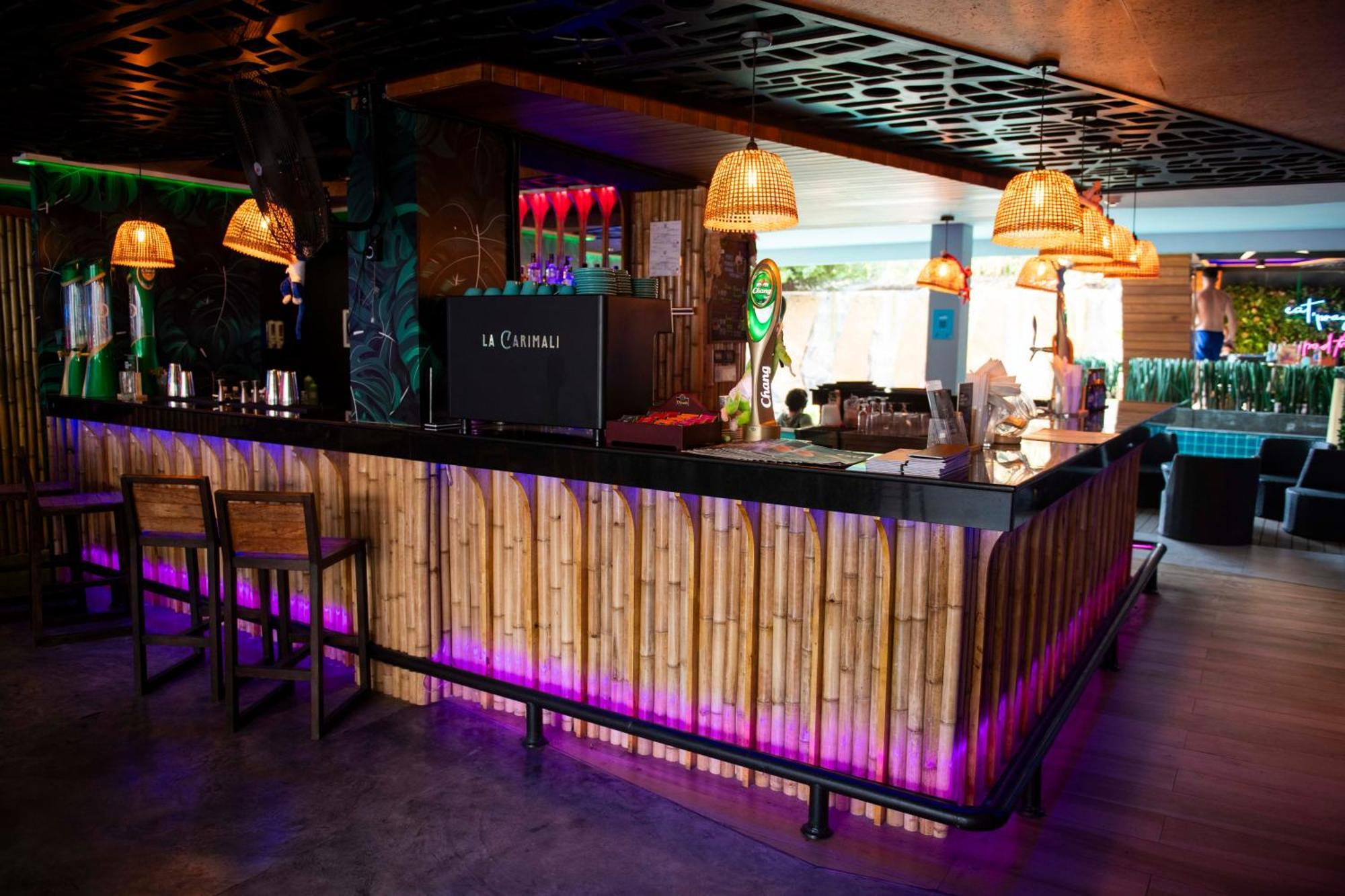 Mad Monkey Phuket Hostel Patong Exterior foto
