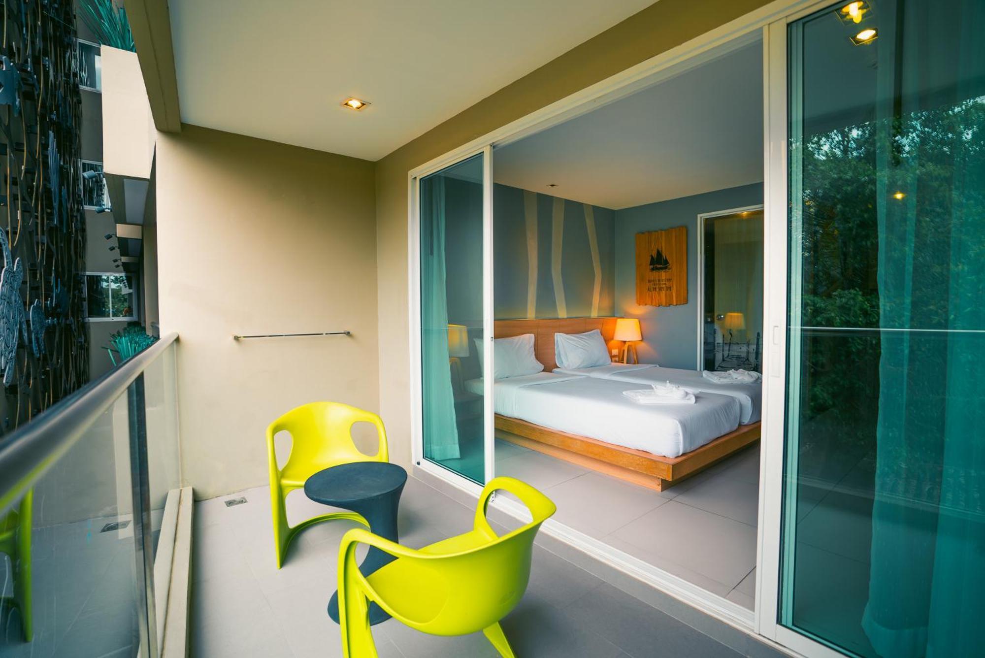 Mad Monkey Phuket Hostel Patong Exterior foto