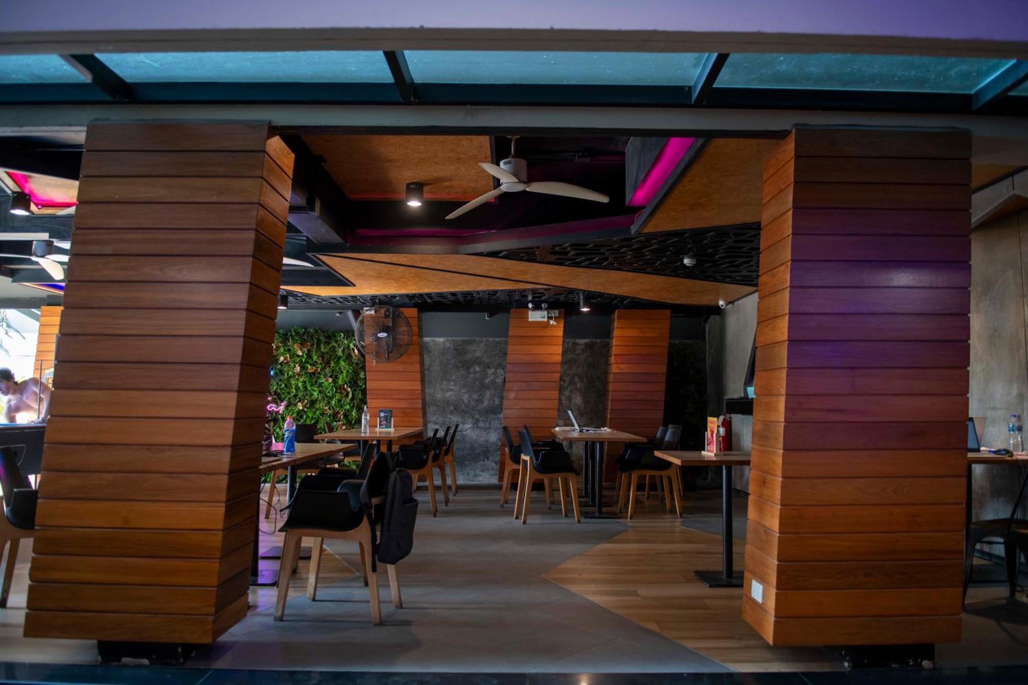 Mad Monkey Phuket Hostel Patong Exterior foto