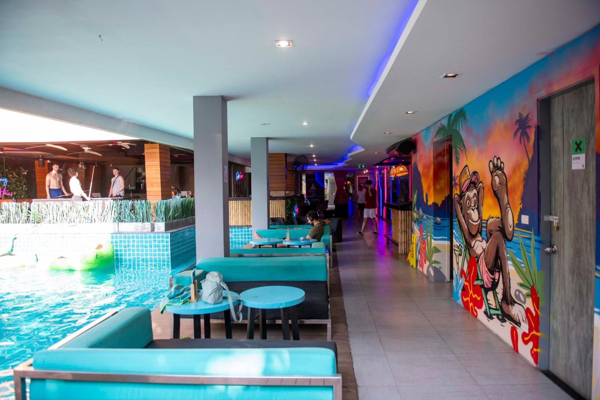 Mad Monkey Phuket Hostel Patong Exterior foto