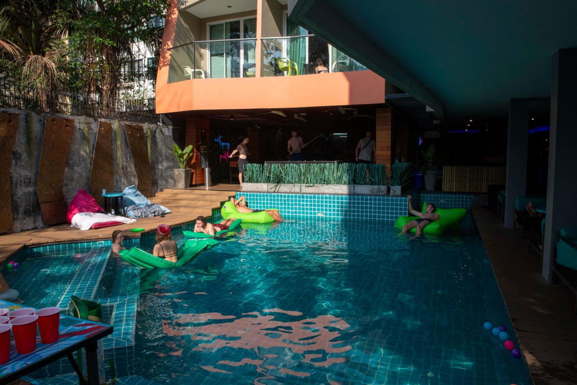 Mad Monkey Phuket Hostel Patong Exterior foto