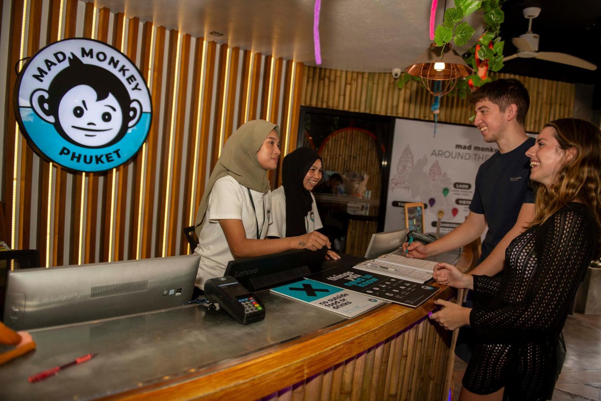 Mad Monkey Phuket Hostel Patong Exterior foto