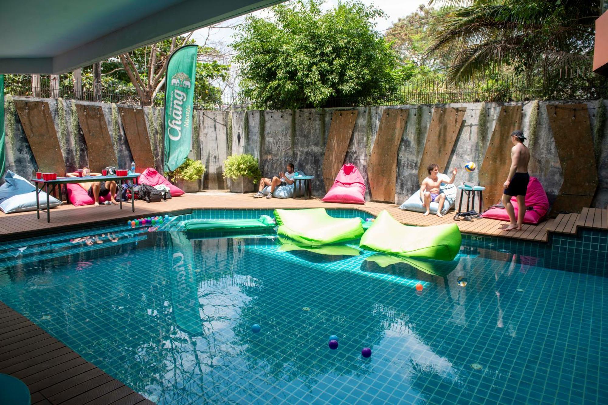Mad Monkey Phuket Hostel Patong Exterior foto