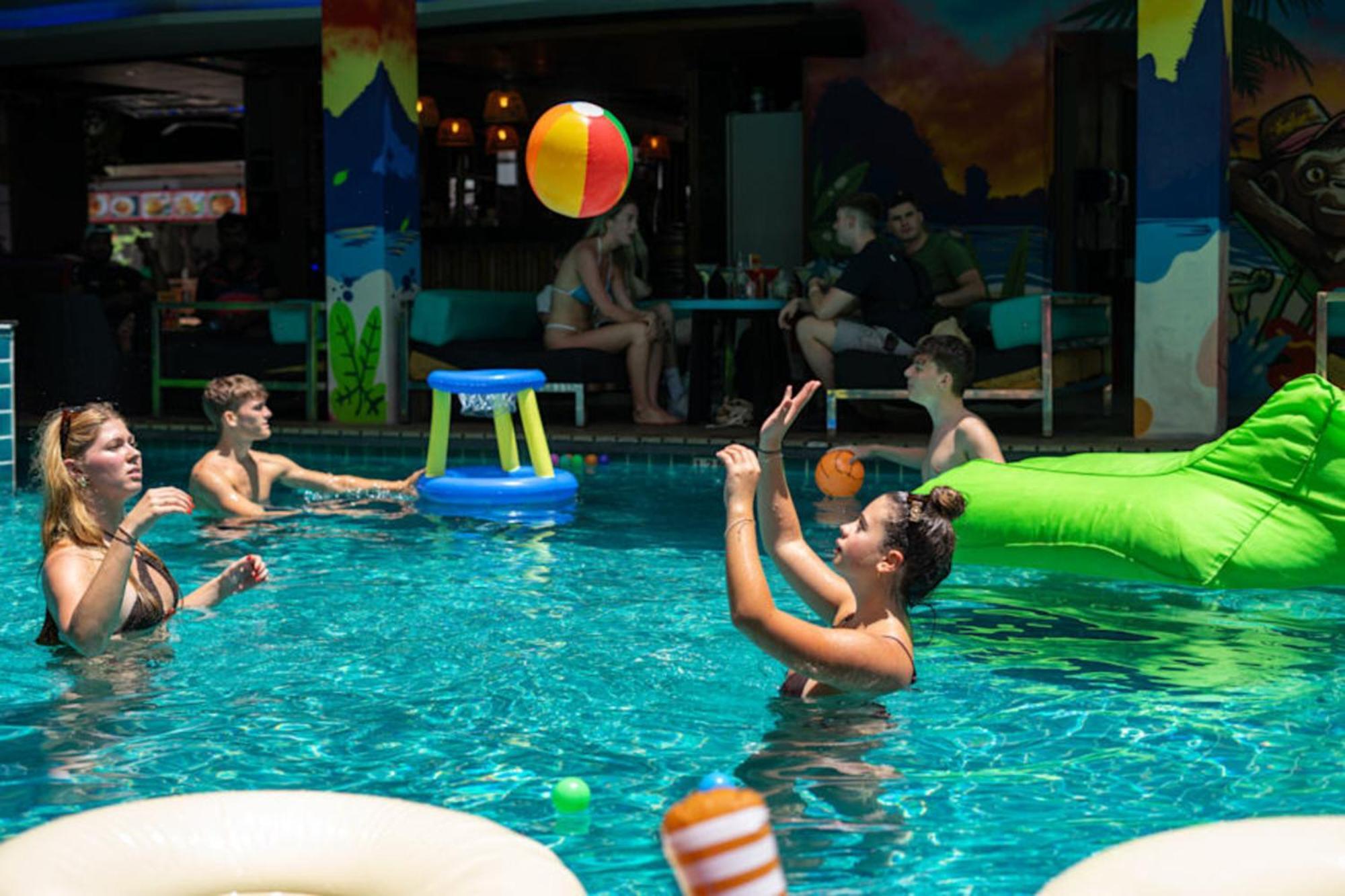 Mad Monkey Phuket Hostel Patong Exterior foto