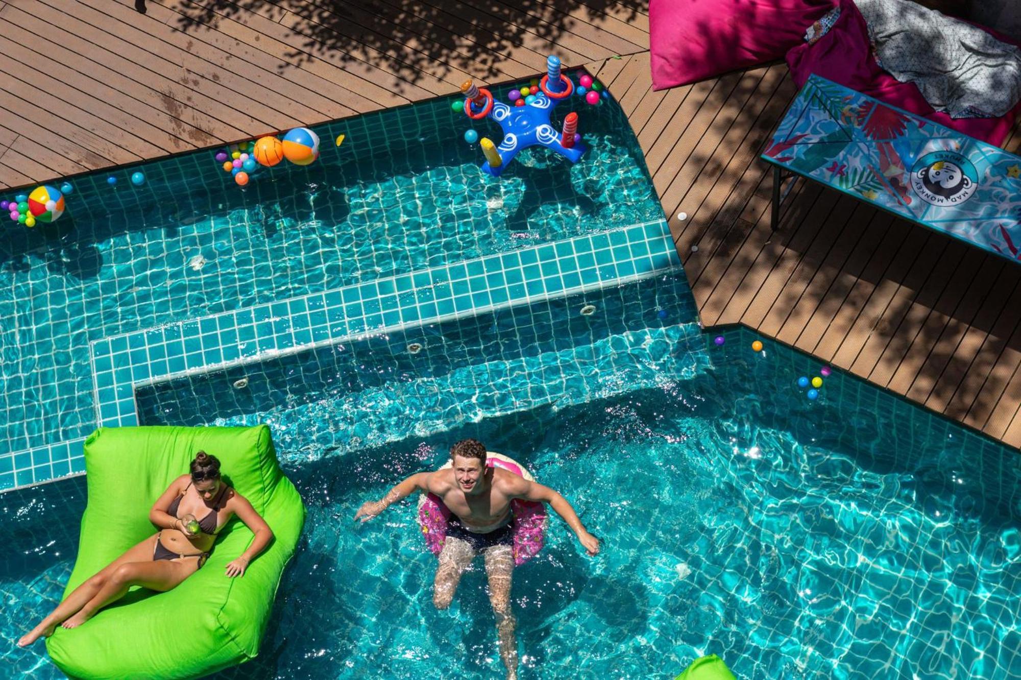 Mad Monkey Phuket Hostel Patong Exterior foto